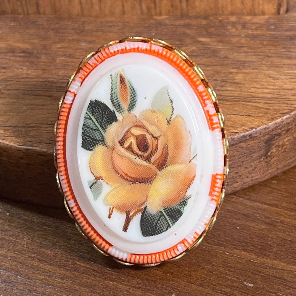 Vtg Gold Tone Yellow Rose Cameo Brooch Orange Striped Border Oval Pin 1.5"